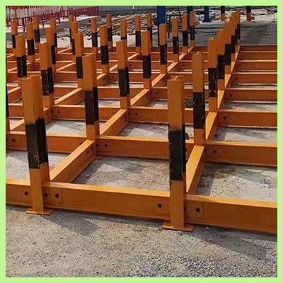 建筑工地钢筋材料堆放规范 宇鑫钢筋堆场与施工钢筋堆放架的应用