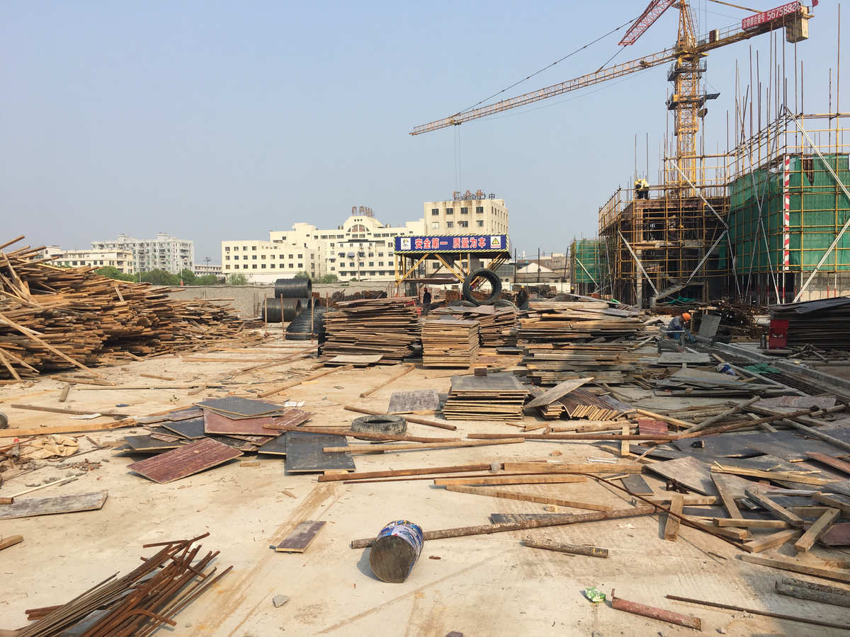 现场材料堆放杂乱